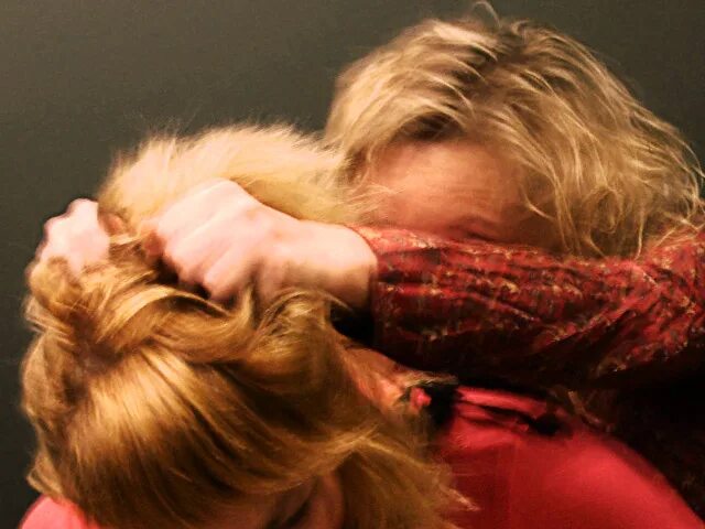 За волосы девушку. Дергать за волосы. Девочку таскают за волосы. Девочку таскают за волосы. Подруги дерутся.