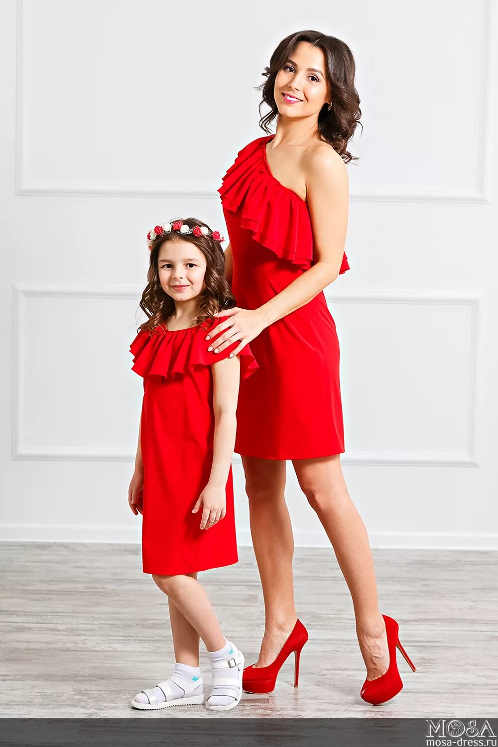 Одежда Фэмили лук мама и дочка. Мама и дочка с платьем. Платье мама и дочка одинаковые. Красивые платья на дочку и маму.