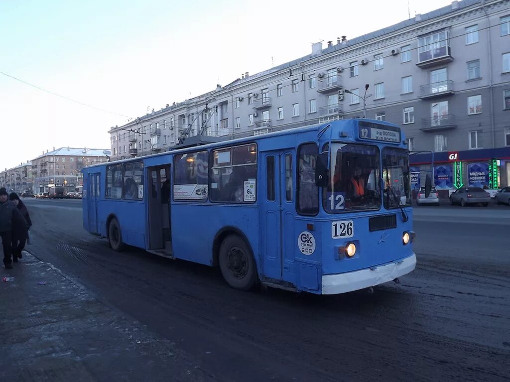Контакты троллейбуса. Троллейбус Омск ЗИУ 682г. Троллейбус Омск 2022. Первый троллейбус в Омске. Старые троллейбусы в Омске.