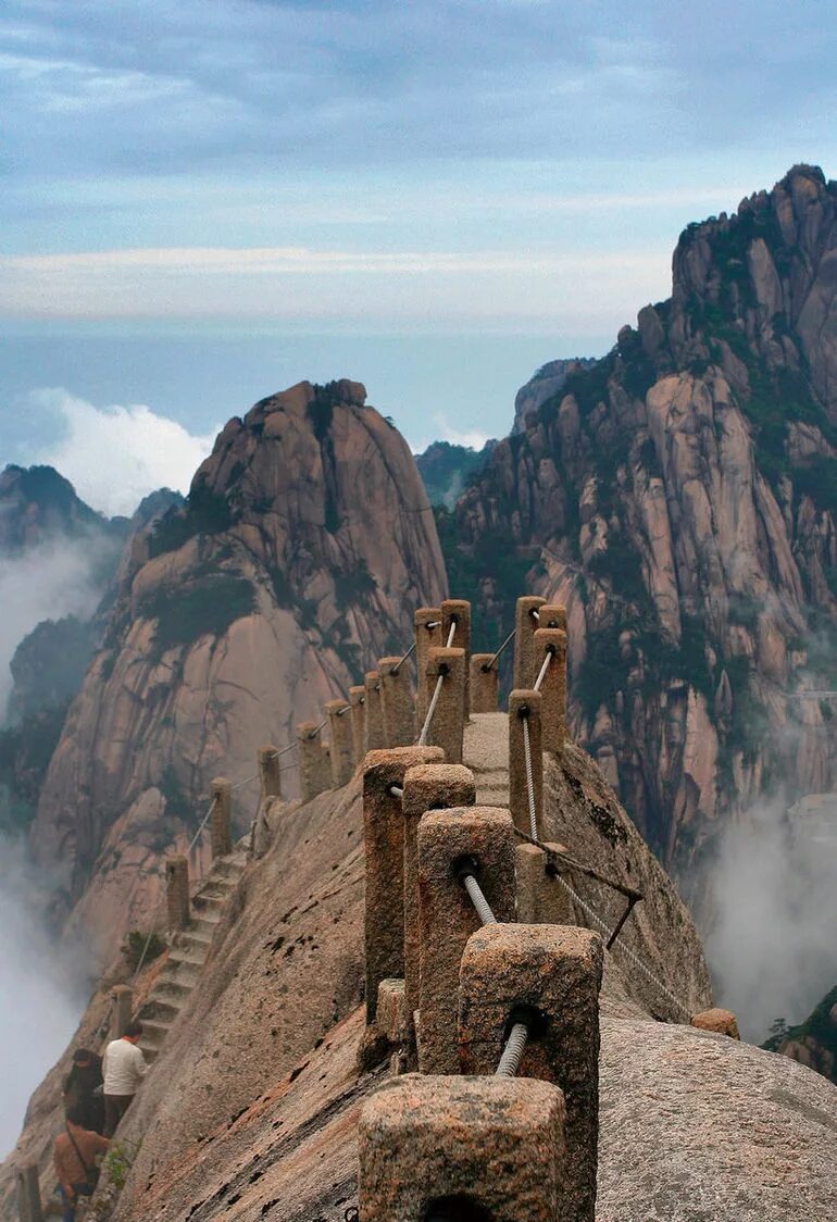 Горная гряда Хуаншань. Горы Хуаншань фото. Китай Mount Huangshan. Свет Будды в горах Хуаншань.