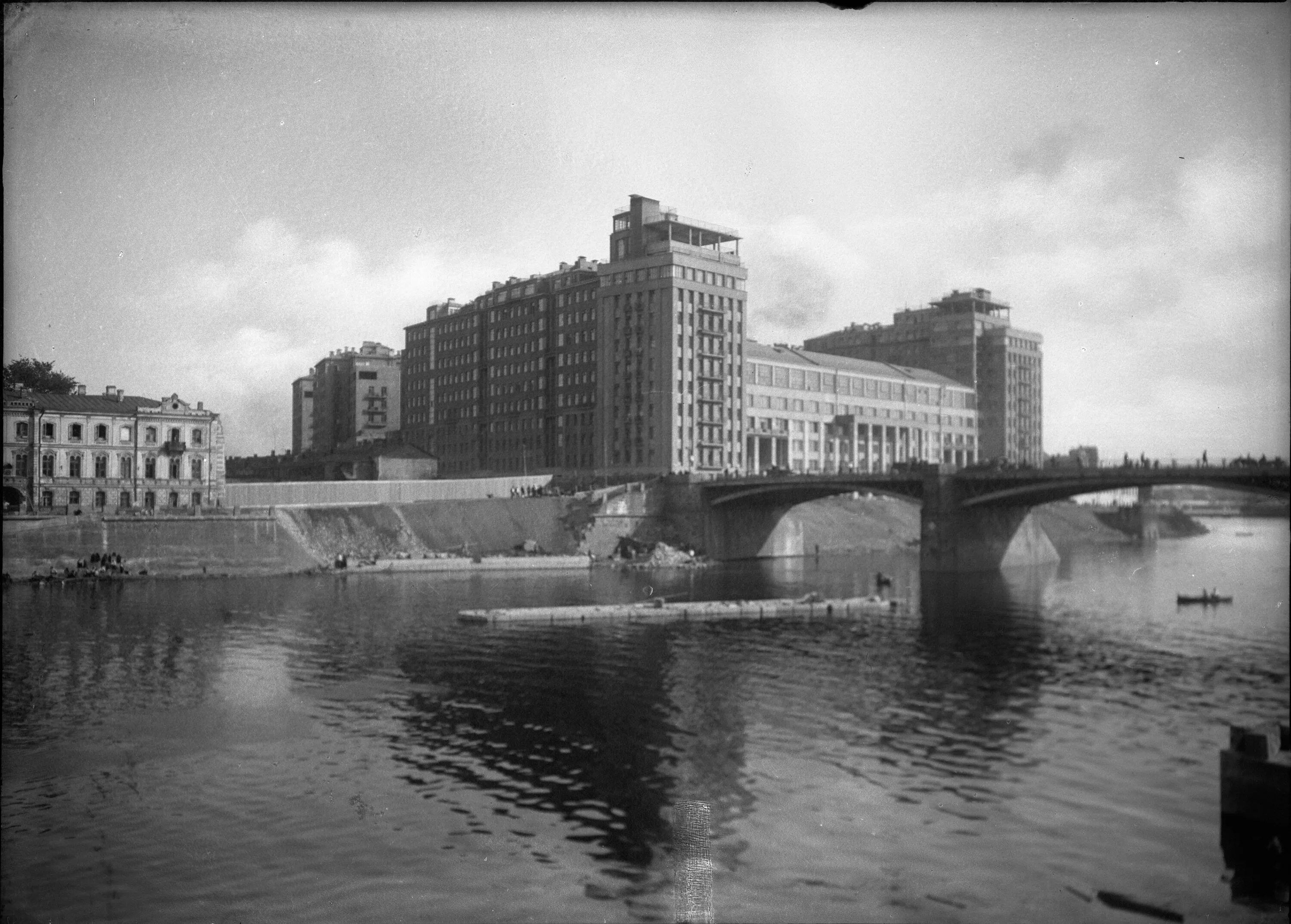 Дом правительства Москва 1931. Дом правительства на Берсеневской набережной. Дом правительства на набережной в Москве. Дом правительства 1930 Москва. Дом на набережной сайт