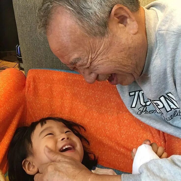 Elders and kids. Бабушка и дедушка китайцы. Хидеаки кобаяши гиф. Корейский дедушка фото. Япония дед и внучка.