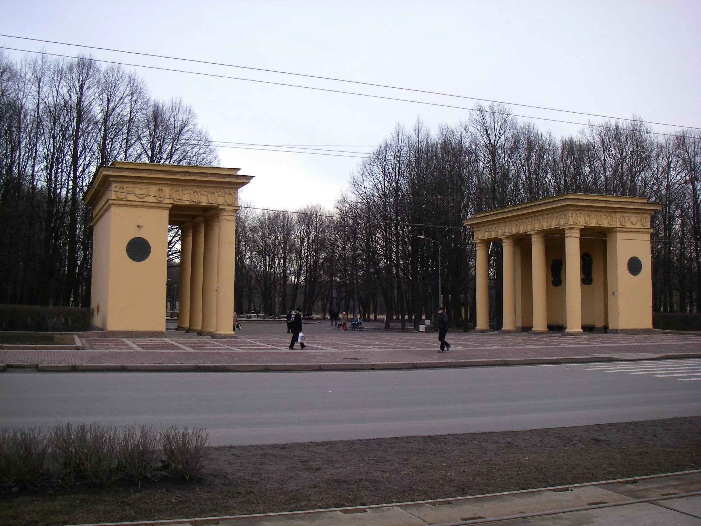 Парк победы питер. Московский парк Победы Санкт-Петербург. Парк Победы на Московском проспекте в Санкт-Петербурге. Московский парк Победы Пропилеи. Московский район СПБ парк Победы.