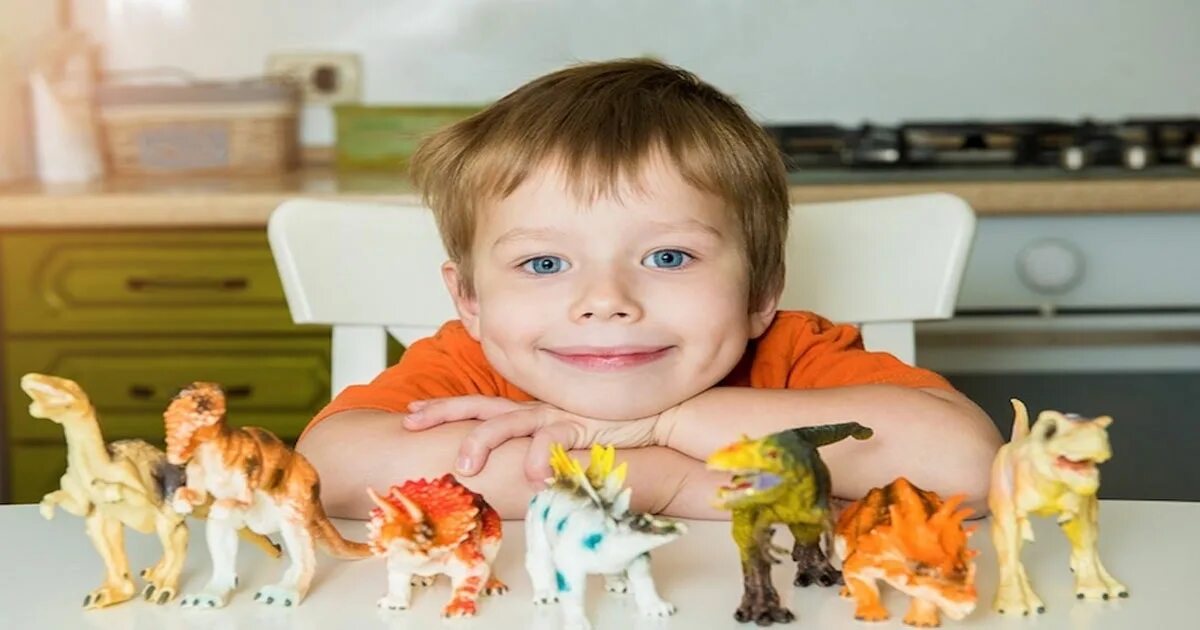 Ребенок играет с динозавром. Ребенок играется с игрушкой динозавр. Делаем динозавра с детьми. Дети играют с динозавриками.