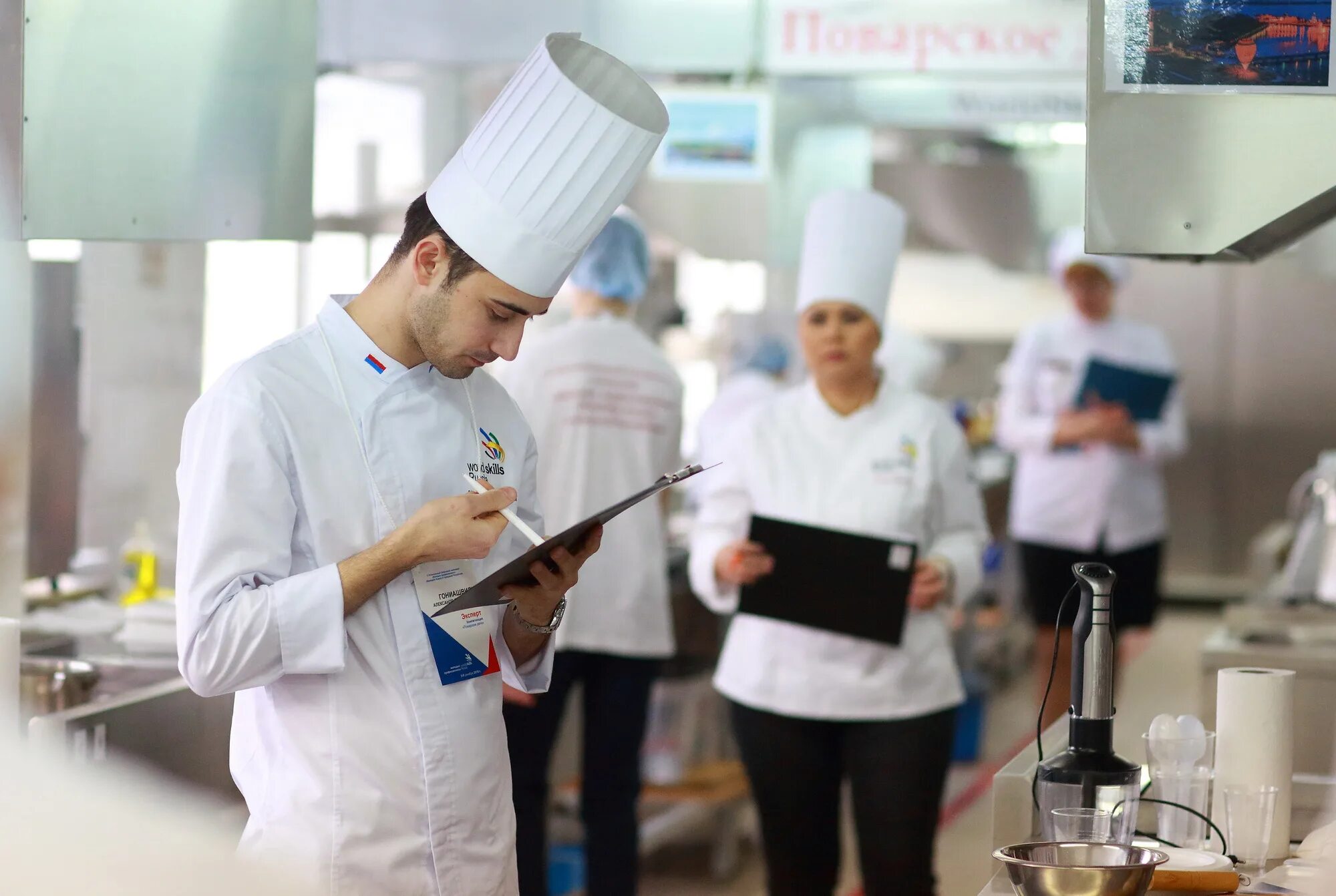 Фотосессия поваров. Повышение квалификации шеф поваров. Курсы управление рестораном. 1517 школа шеф повар. Квалификация поваров.