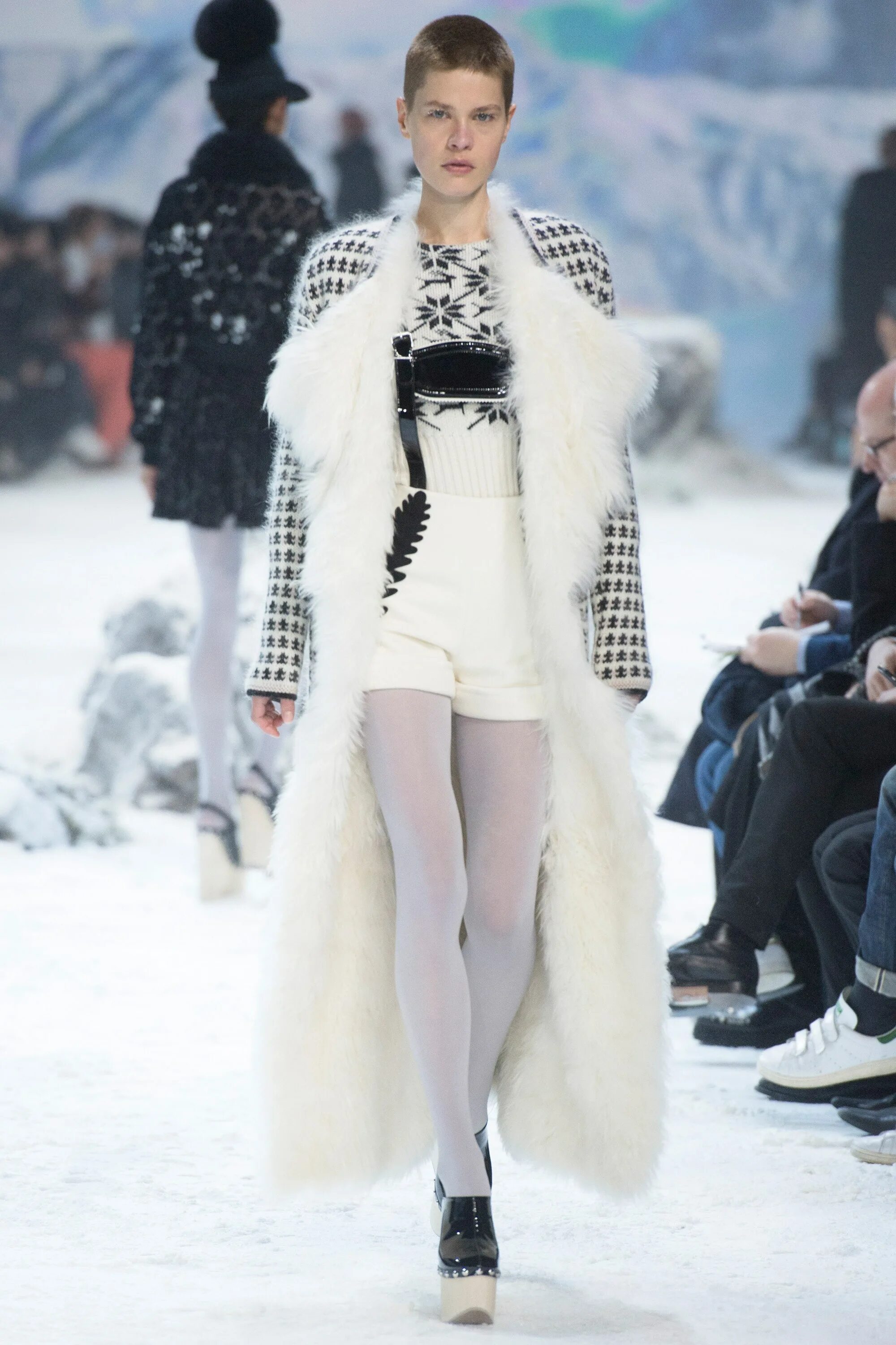 Модно зимой 2016. Moncler gamme rouge fall 2016. moncler gamme rouge. пальто moncler gamme rouge. показ moncler 2025.