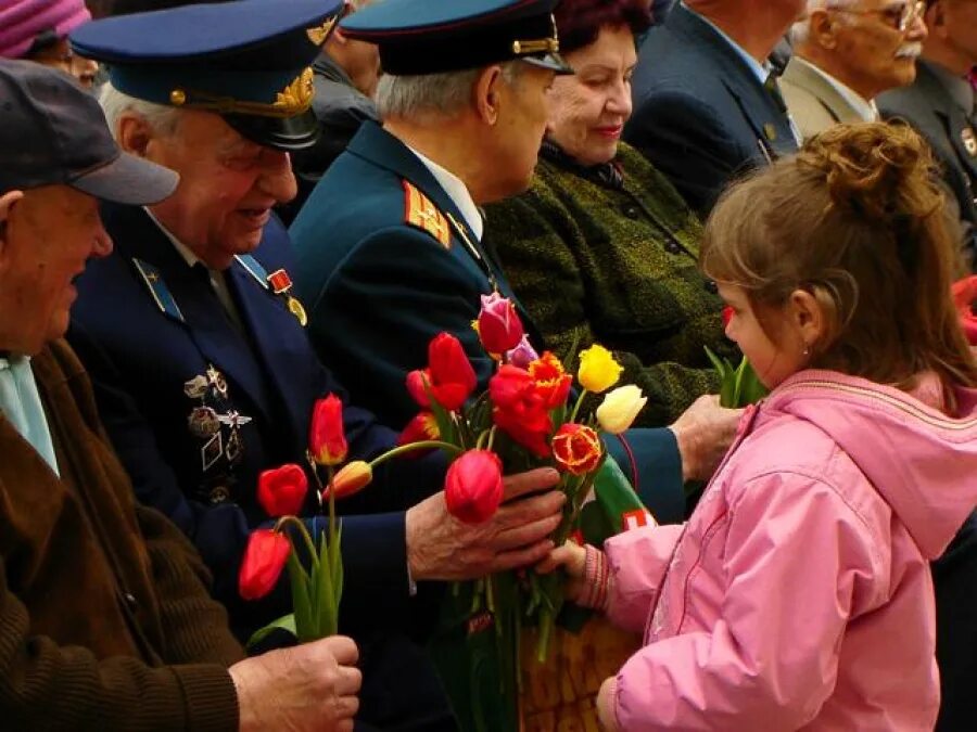 Цветы ветеранам. День Победы ветераны. Фото 9 мая день Победы. Дети дарят цветы ветеранам.