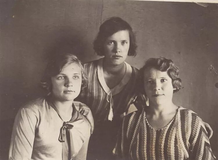 Советские женщины. Советские женщины 30-х годов. Довоенные семейные портреты. Фотокарточки довоенные.