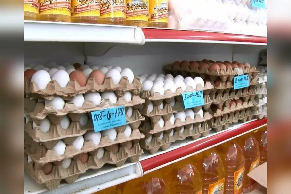 Сколько стоят яйца 2024. Ассортимент яиц. Яйца в магазине. Яйца на прилавке. Магазин фирменный яйцо.