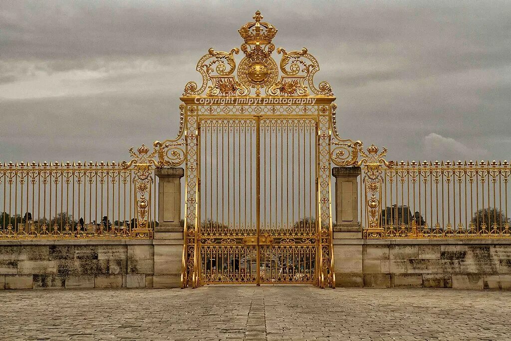 Версаль концовка. Песчаник Версальский дворец. Разрушенный Версаль. Версаль дворец с боку. Арка Версаль.