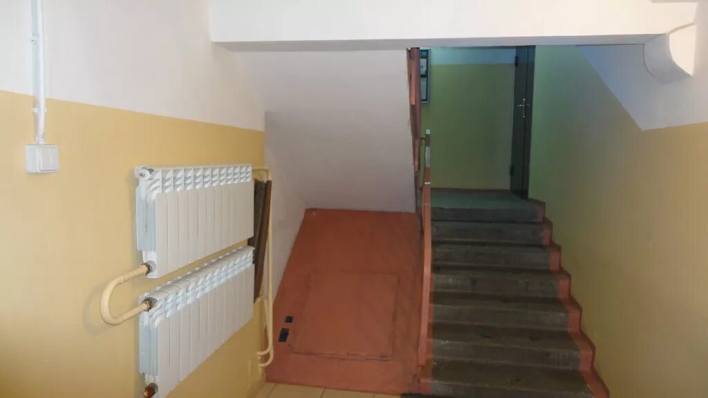 Отопление в подъезде многоквартирного дома. Радиатор отопления подъездный. Отопление в подъезде многоквартирного дома. Радиаторы в подъезде. Радиатор отопления подъездный.