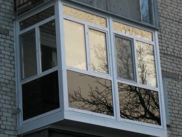 Тонировка балкона. Тонированный балкон. Зеркальная тонировка балкона. Тонированное остекление балкона.