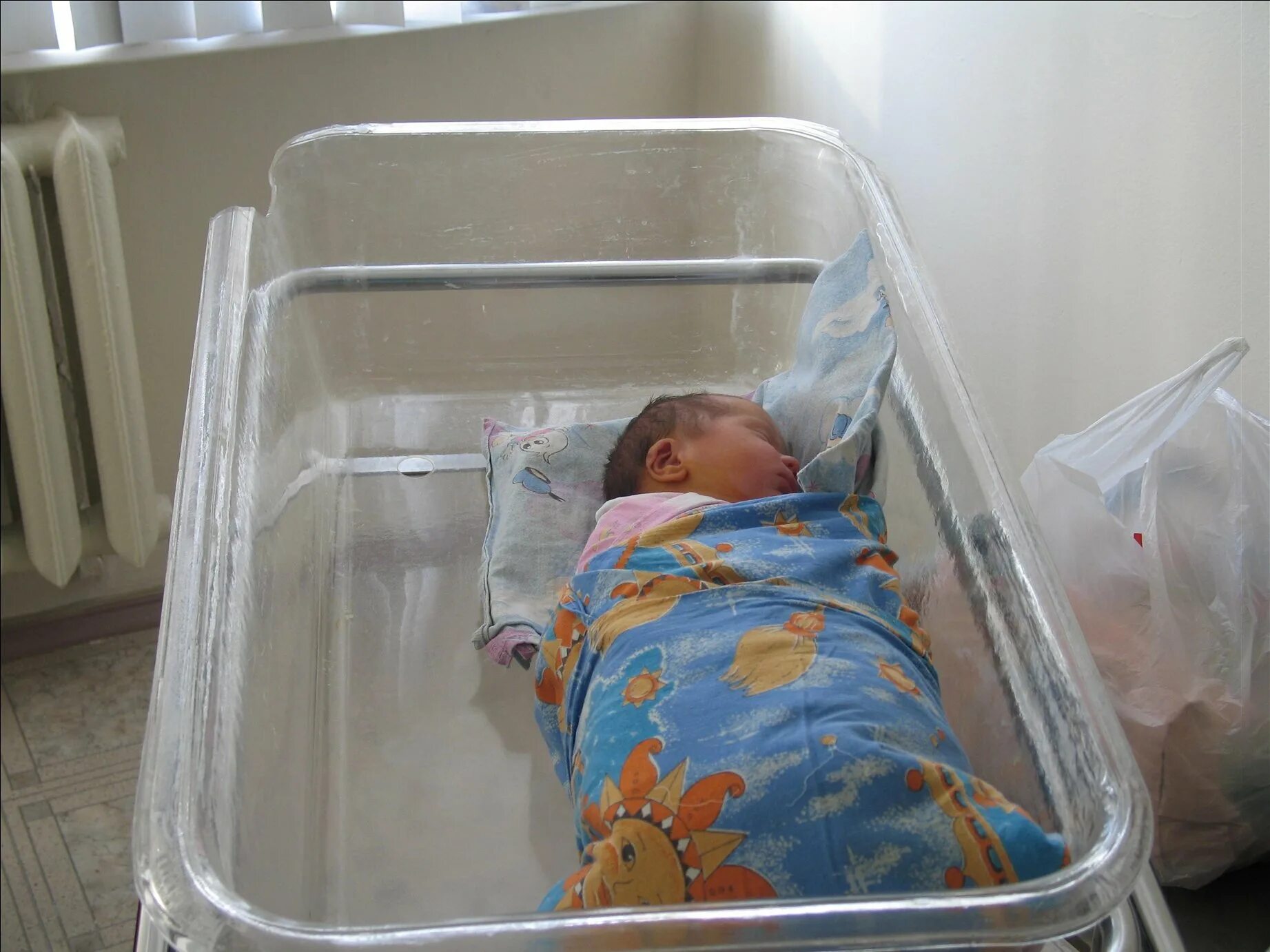 Как называется бокс для новорожденных. Кровать для новорожденных в роддоме. Кровать для новорожденных в родильных домах. Ребёнок в роддоме в кроватке. Бокс для младенца в роддоме.