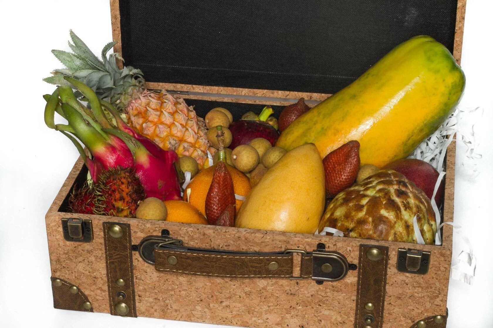 Фрукты в чемодане. Фрукты в ручной клади. Ящик с экзотическими фруктами. Упаковка для перевозки фруктов. Можно провозить фрукты в самолете