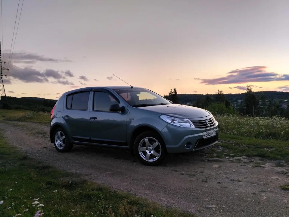 Рено сандеро колеса. Renault sandero 1. Диски рено сандеро 1. Рено сандеро 2 на литье. Рэнг сандерна.