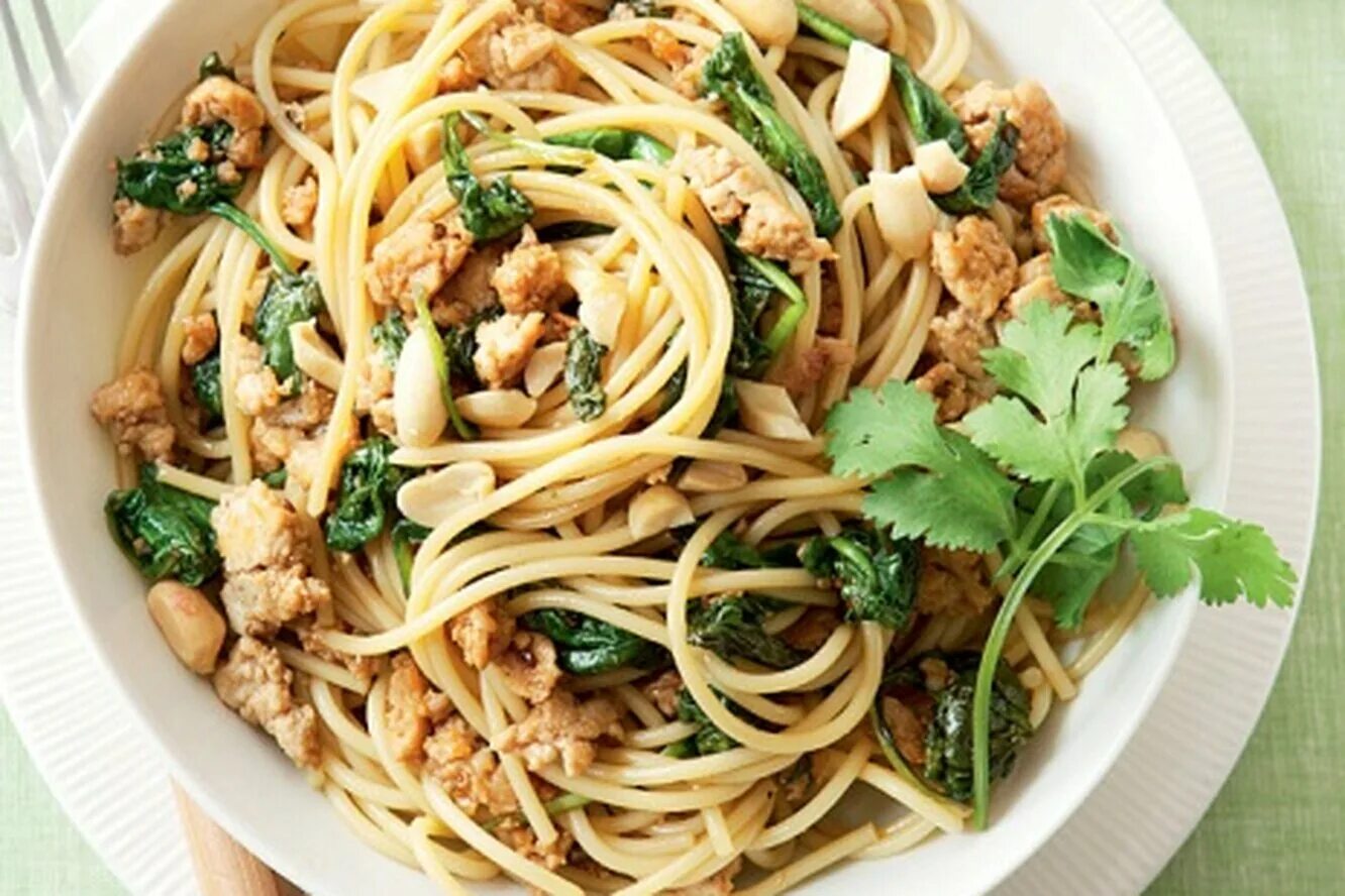 Индейка терияки с лапшой. Суп из индейки с макаронами. Вок с индейкой. Суп с бедром индейки. Лапша рамен свинина с шампиньоном.