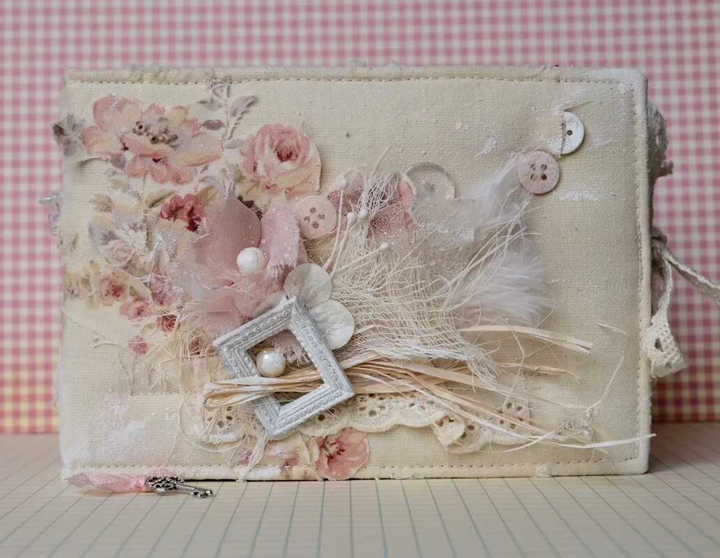 Изделия в стиле скрапбукинг. Скрапбукинг для начинающих. Скрапбукинг открытка с секретом. Скрапбукинг идеи. Атс карточки скрапбукинг.