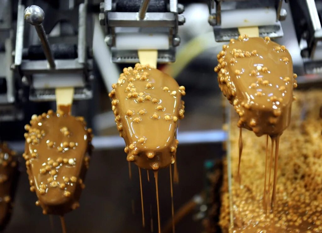 Пломбир хабаровск. Чистая линия мороженое фабрика. Сырье для производства мороженого. Робот фасует мороженое. Наполнитель роторный.