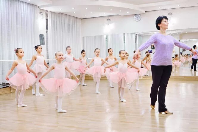 Профессия хореограф. Хореография экзерсис у станка. Преподаватель хореографии. Педагог классическому танцу. Хореография классический танец.