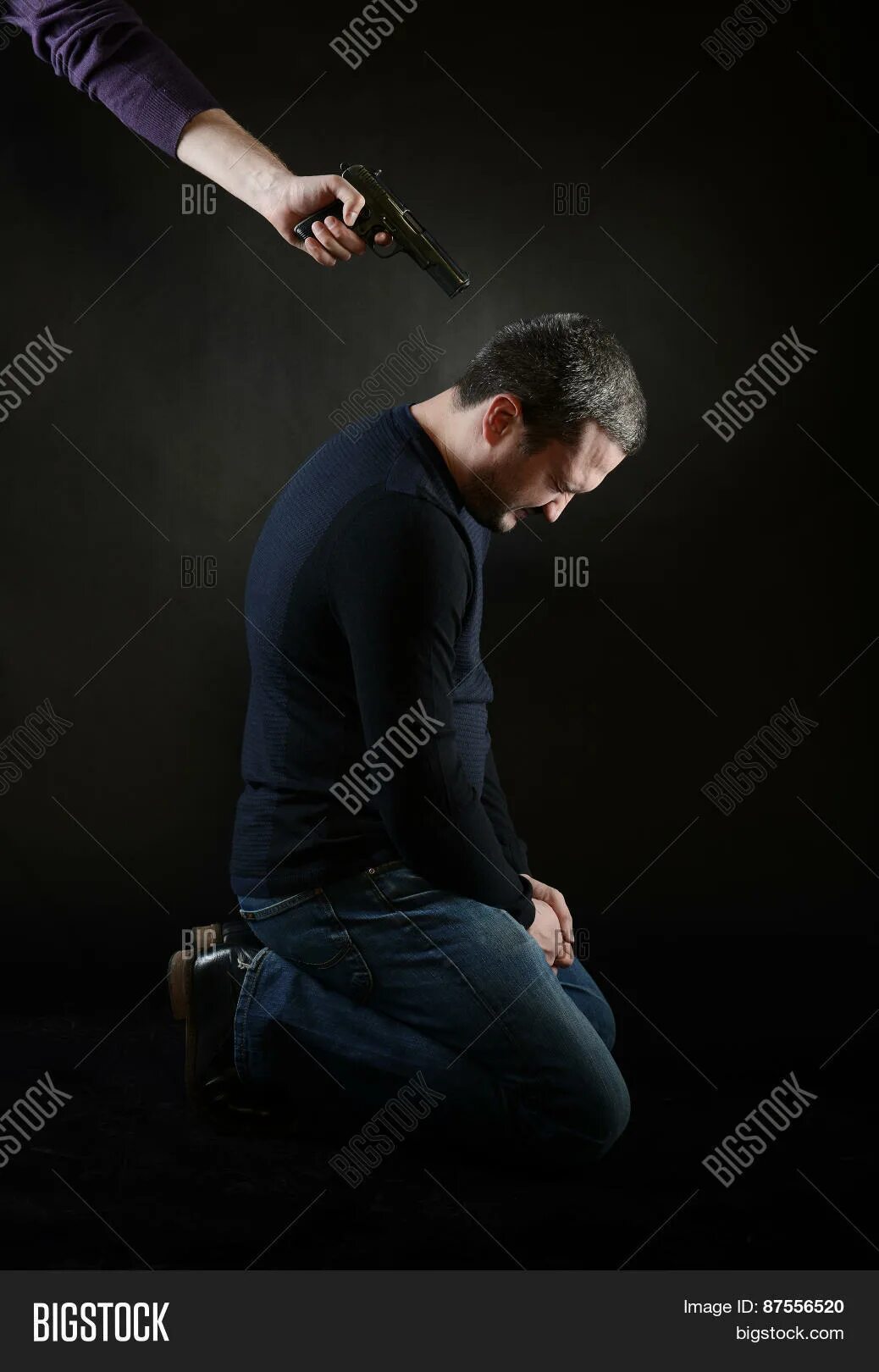 Властная женщина. Целовать женские ноги. Мужчина у ног женщины. Мужчина преклоняется перед женщиной. Мужчина у ног женщины.