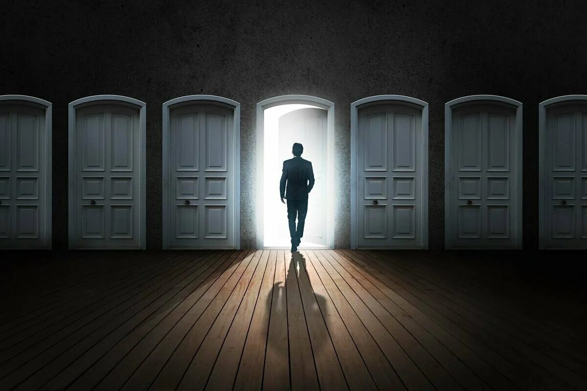 Двери возможностей. Открытая дверь. Много дверей. Человек перед закрытой дверью. Дверь в будущее.
