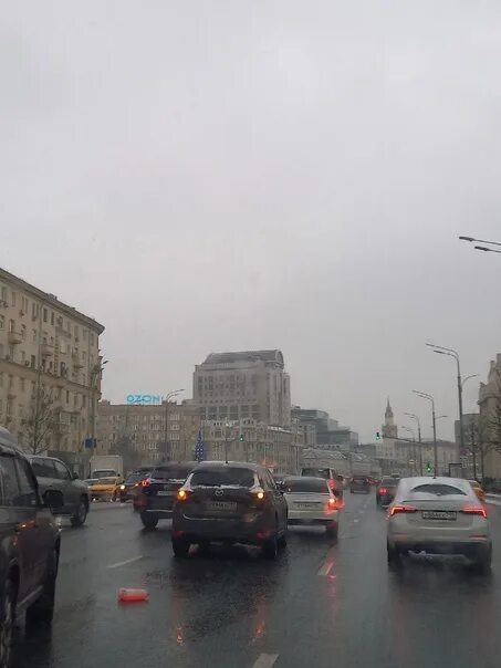 Автобус кракен в москве 2024. Проспект Гагарина зимой. Фото проспекта и женщины идущей по пустынному утреннему проспекту.