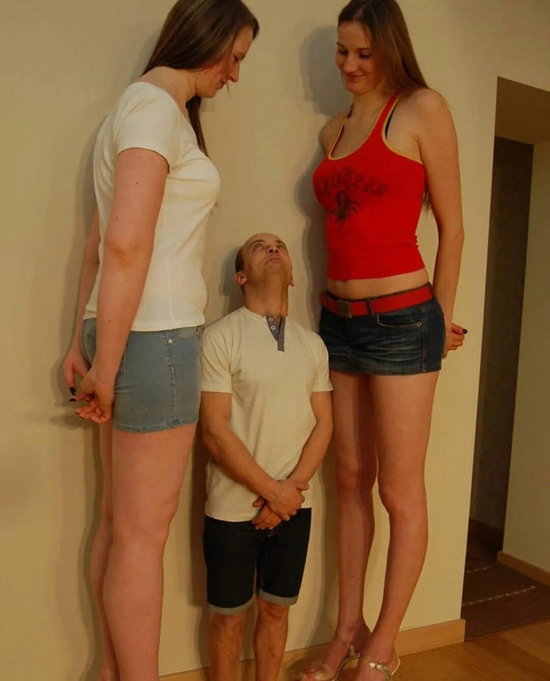 Высокие девушки видео. Высокие девушки 190. Девочка Tall short. Высокие женщины 3d. Высокие девушки трамплинг.