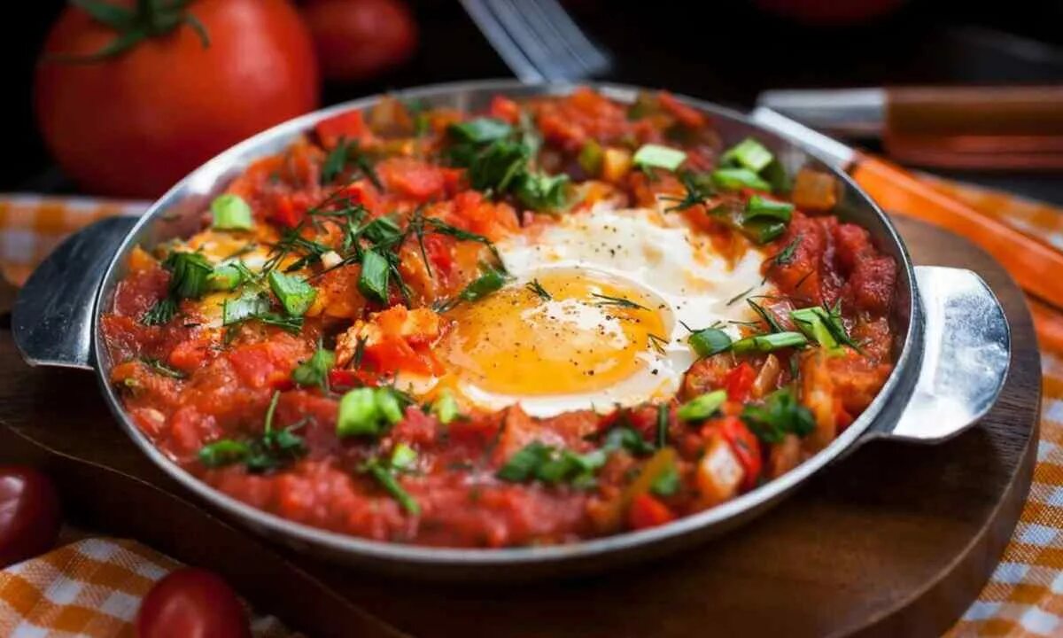 Яичница с овощами на сковороде. Шакшука по израильски. Израильский завтрак шакшука. Шакшука белькович. Шакшука алжирец.