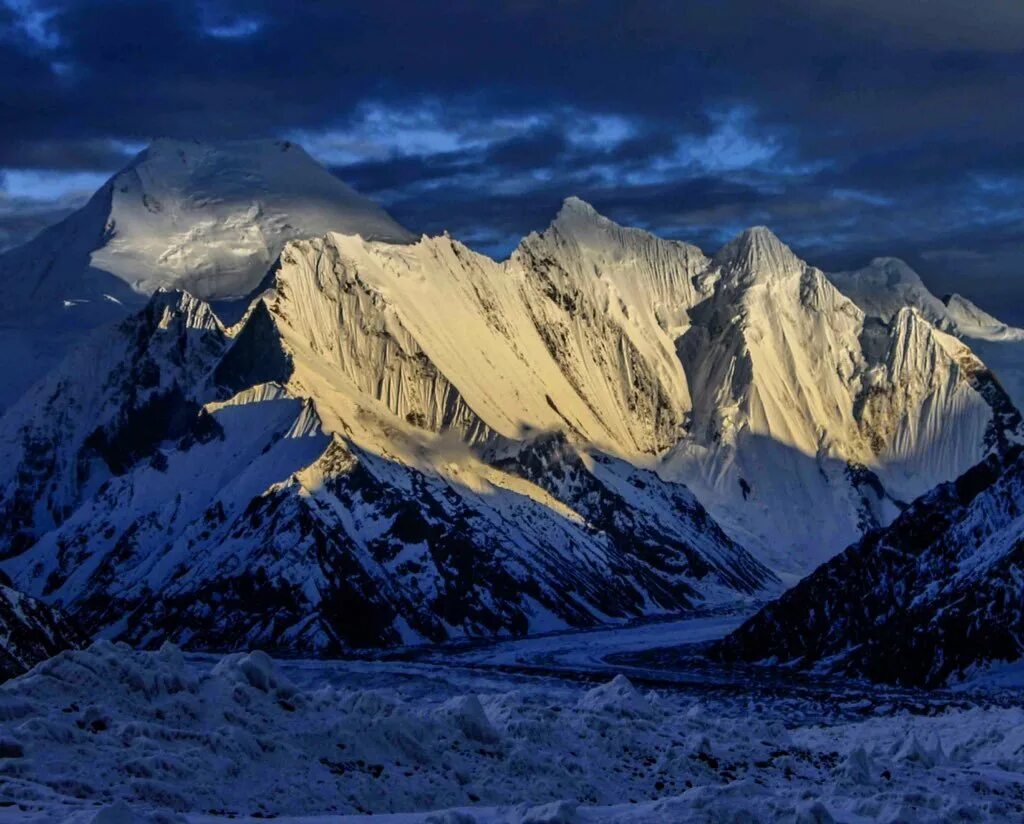 Гора к1 машербрум. Гималаи эверест к2. Гора 2 2022. Гора 2 2022. Гора к2 пакистан.