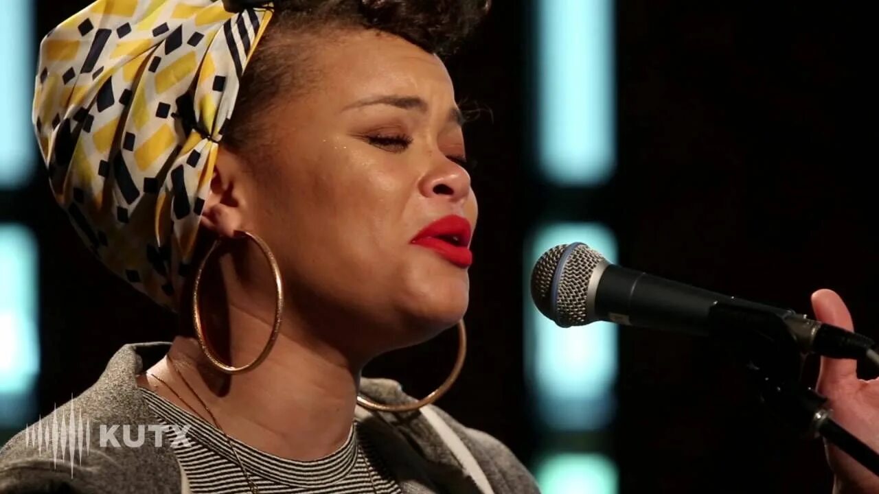 Андра песни. Andra Day Rise. Rise up andra Day. Андра. Rise up andra Day (Traduçao.