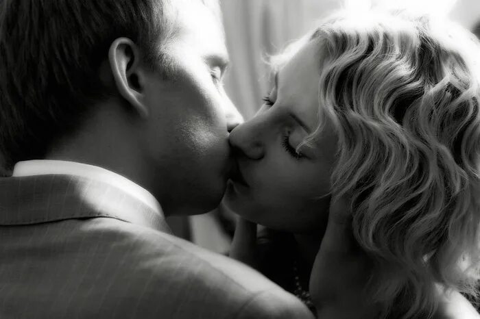 Поцелуй. Настоящий взрослый поцелуй. Поцелуй женской груди. Дружеский поцелуй в губы между женщиной и женщиной.