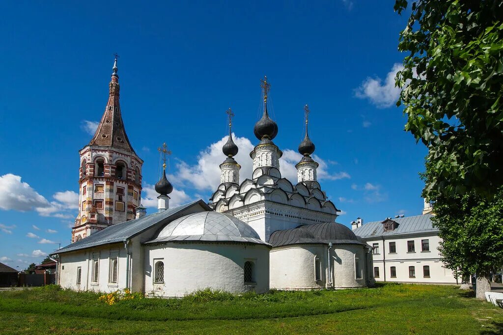 Достопримечательности суздаля фото с названиями. Успенская Церковь Суздаль. Успенская Церковь Суздаль внутри. Козьмодемьянская Церковь Суздаль 1725.