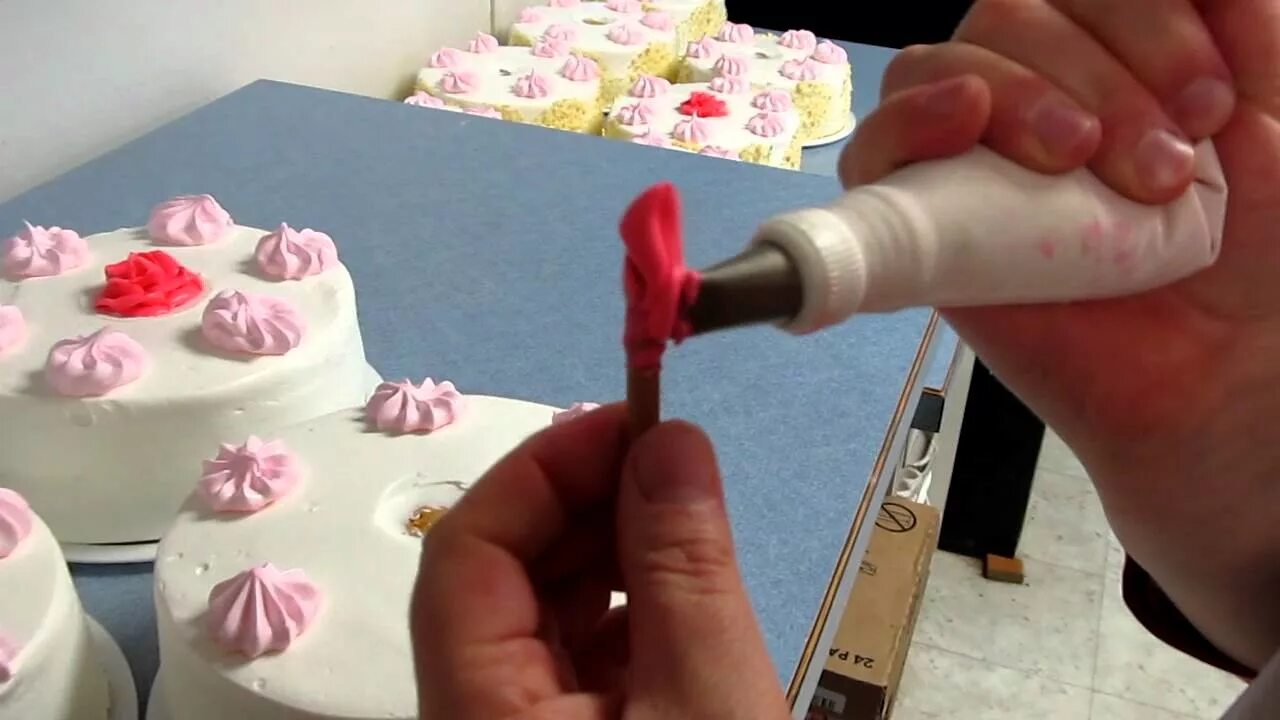 Торт с розами из крема. Розочки из крема. Розочки из крема. Розы из масляного крема. Розочки из крема.