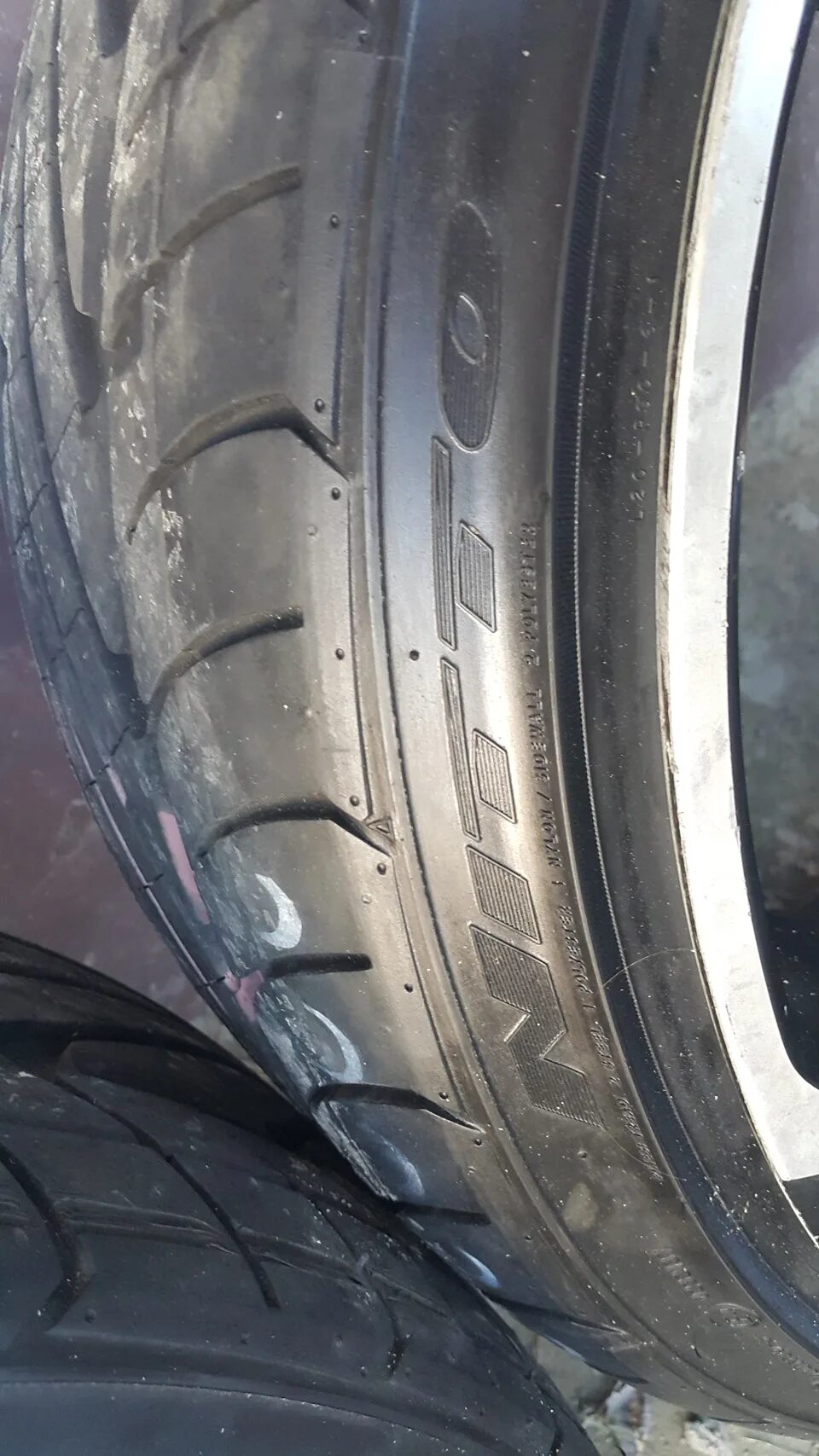 Резина 2013 года. Резина 2013 года выпуска. Kumho дата изготовления шины. Широкая шина на узком диске. 225/35 r20.