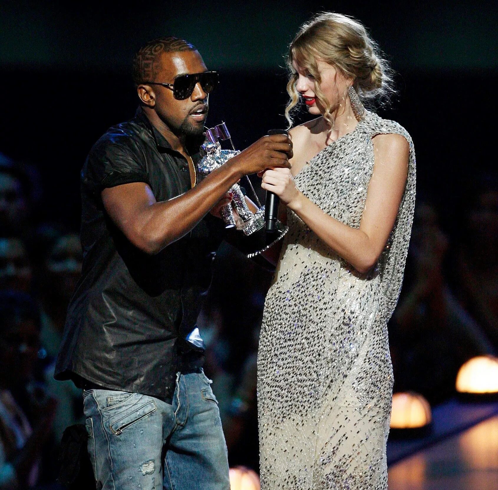 Тейлор Свифт и Канье Уэст. Канье Уэст и Тейлор Свифт 2009. Kanye West MTV VMA 2009. Канье Вест МТВ Тейлор Свифт. Тейлор уэст