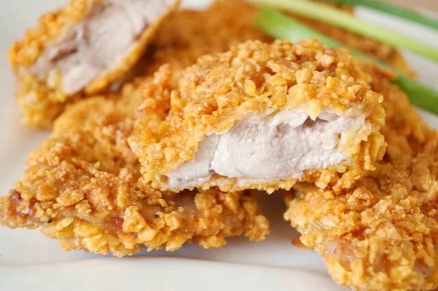 Наггетсы в кукурузных хлопьях. Грудка в панировке в духовке. Грудка в панировке в духовке. Куриное филе в кукурузных хлопьях. Наггетсы в кукурузных хлопьях.