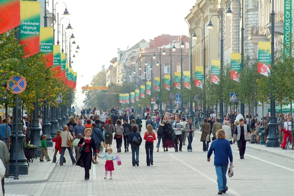 Литва население 2024. Литва Вильнюс люди. Население Литвы. Люди на улицах Литвы. Вильнюс население.