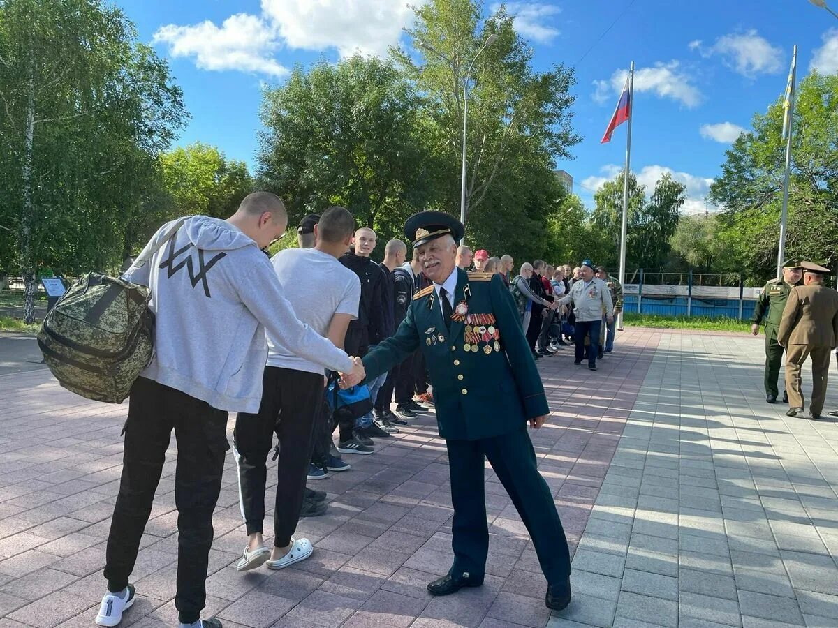 Сквер патриотический Магнитогорск. Призыв. Сборный пункт призывников. Призывники 2022.