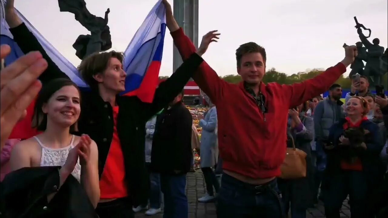 Рига 9 мая 2022. Парень с русским флагом в Риге.