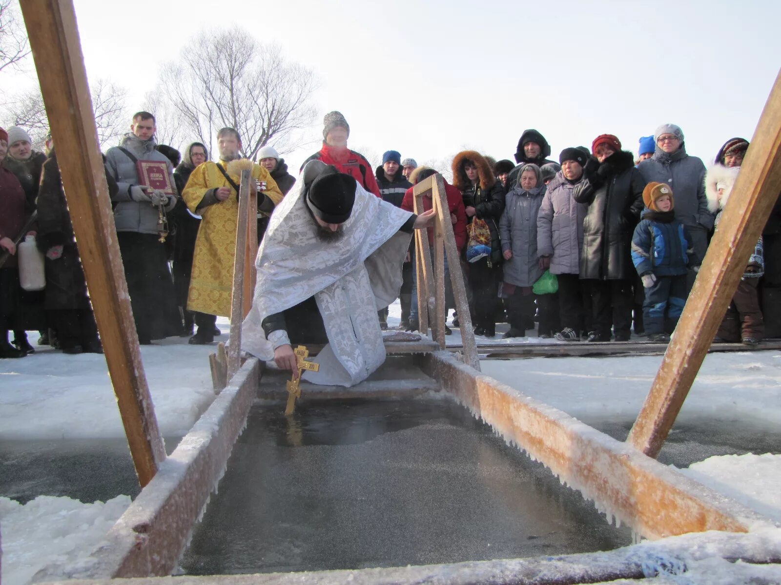 Купание на крещение. Крещенские купания. Купание в проруби священник. Крещение 2012 давидова пустынь. Крещенские купания священник.