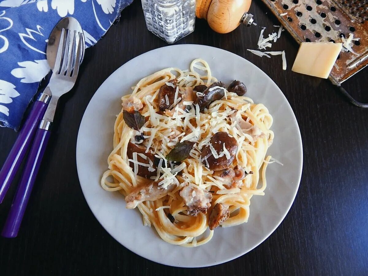 Макароны с грибами и курицей в сливочном. Тальятелле с курицей и грибами в сливочном соусе. курица в сливочном соусе с грибами с вермишелью. спагетти с грибами в сливочном соусе. спагетти с курицей и грибами.