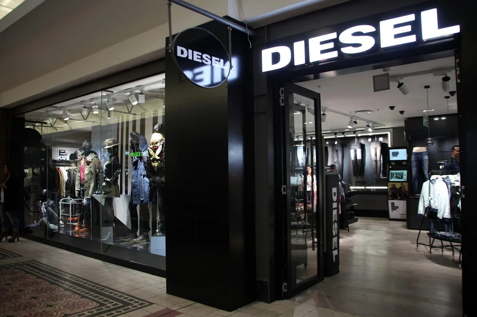 Бутик Diesel. Diesel одежда. Дизель магазин одежды. Diesel brand одежда.