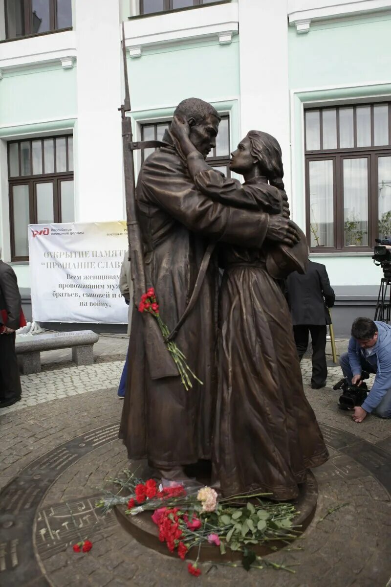 Памятник Славянке белорусский вокзал. Памятник прощание славянки в Москве. Памятник на белорусском вокзале прощание. Мемориал «прощание славянки» на белорусском вокзале.. Памятник прощание