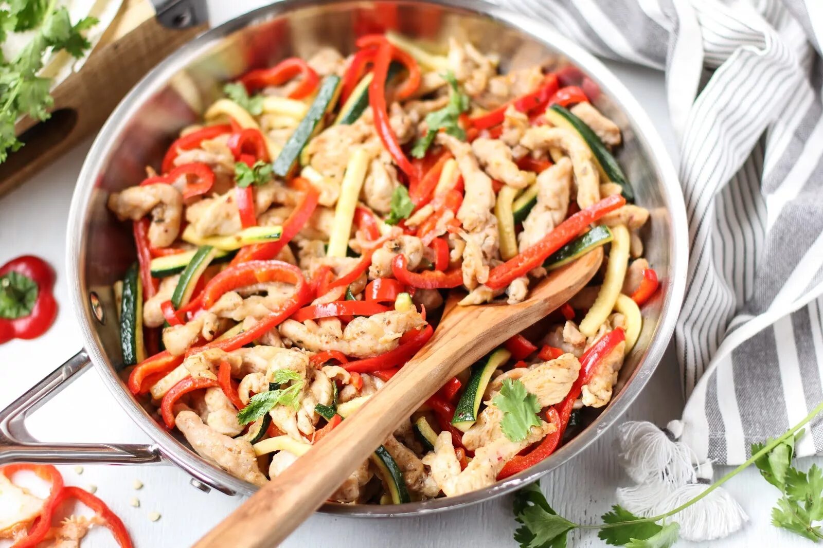 Удон с овощами рецепт. Удон с курицей. удон с курицей и овощами. лапша удон с курицей и овощами в соусе соевом. удон с курицей и овощами ресторан.