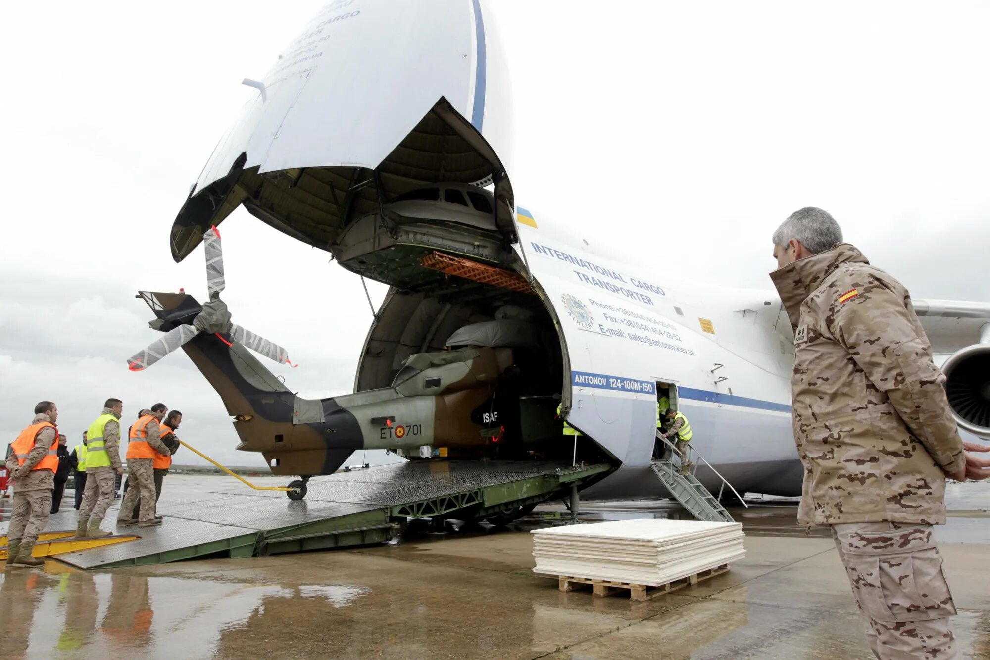 Перевозящий людей самолет. АН-124 транспортный самолёт десантирование.