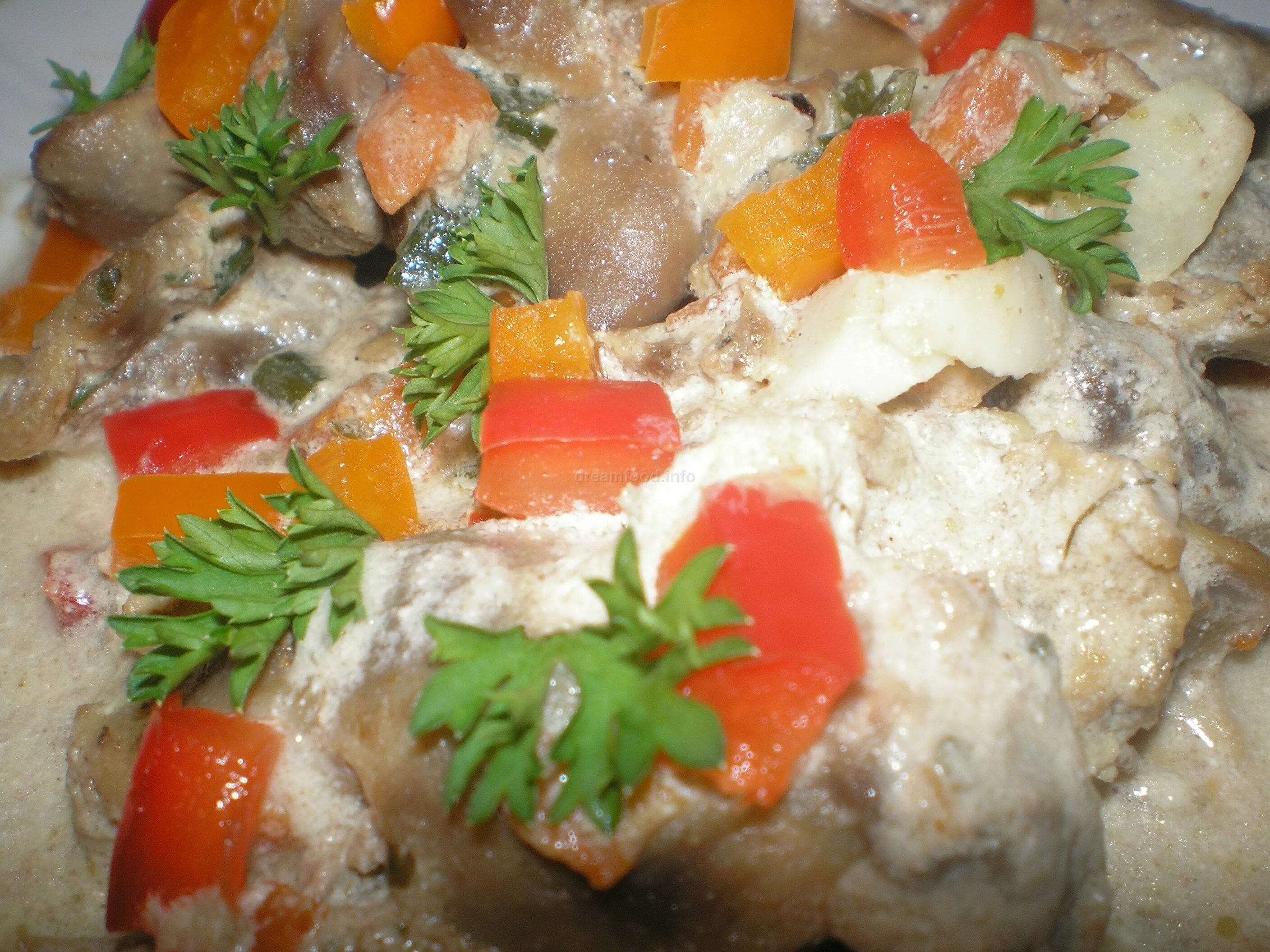 Желудки куриные в сметане с морковью. Потроха куриные тушеные. морковь тушеная в сметане. тушеные потроха в сметане. потрошки куриные тушеные.
