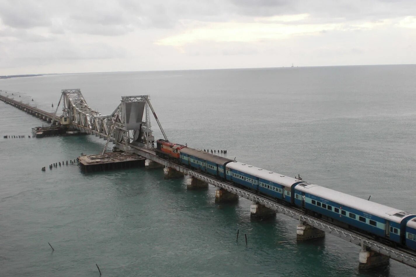 Цех дагдизель в море каспийск. Баку морской порт железнодорожный паром. Море каспий махачкала. Каспийское море махачкала пляж. Вагоны в море в каспийске.