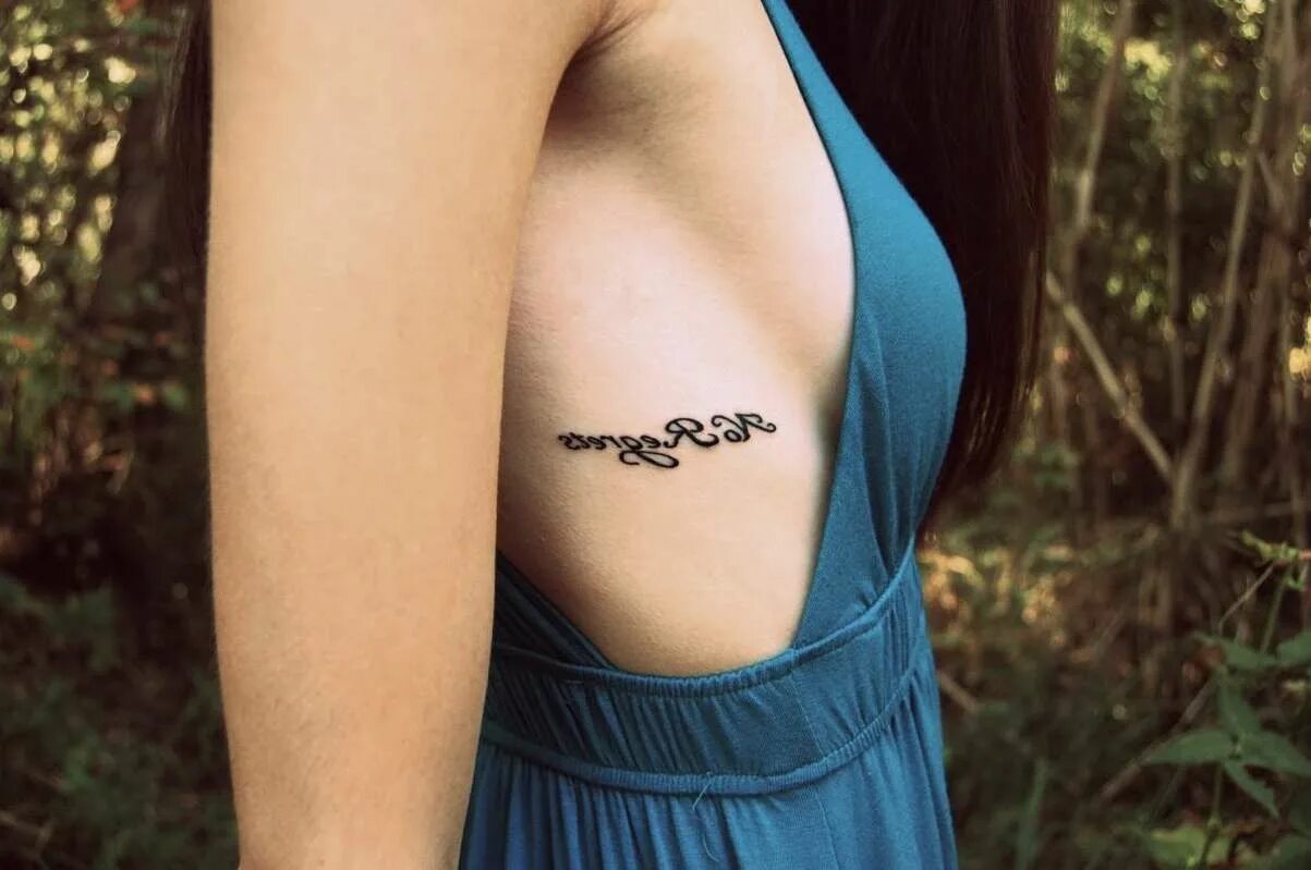 тату надпись на ребрах у девушек. татуировки надписи для девушек. красивые тату. татуировки для девушек. тату на ребрах.