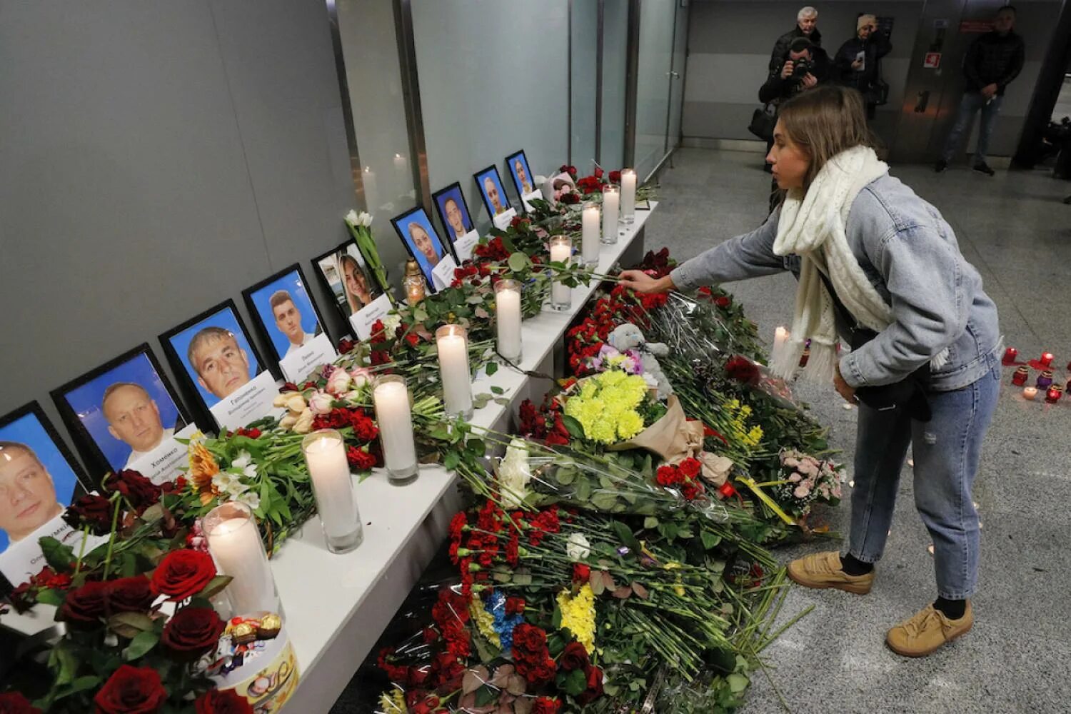 Национальный траур. Родственники жертв авиакатастрофы в аэропорту.