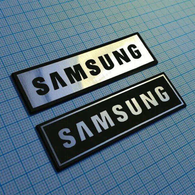 Заказать наклейку на телефон. Наклейка Samsung. Наклейки самсунг логотип. Наклейки с логотипом. Металлические наклейки.